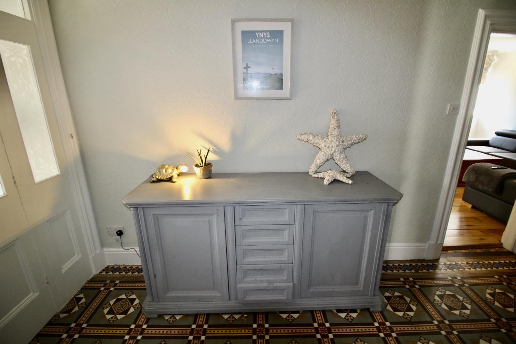 Llanfair Hall, Dog Friendly, Cinema, Games Room, Hot Tub *