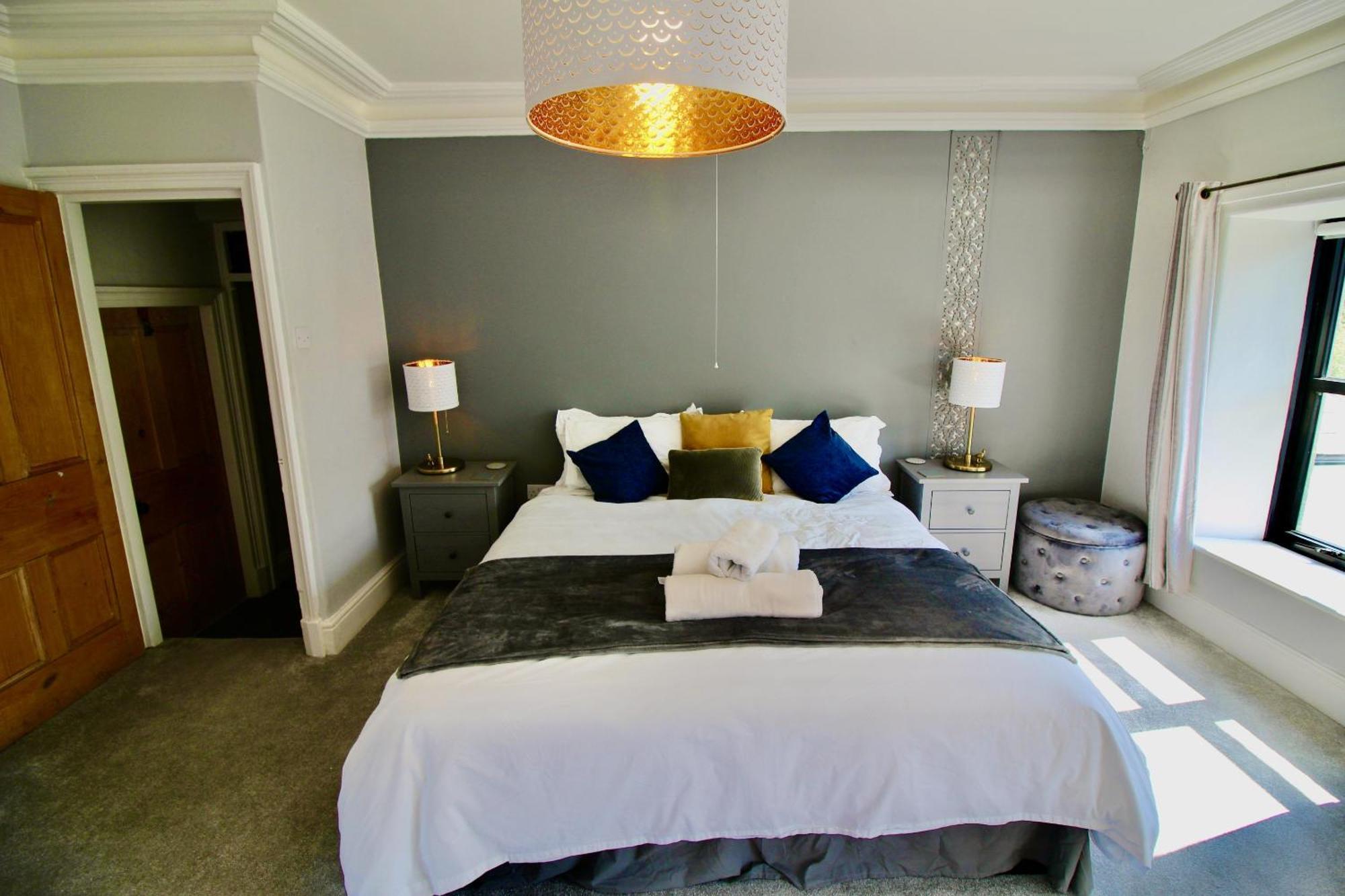 Llanfair Hall, Dog Friendly, Cinema, Games Room, Hot Tub *